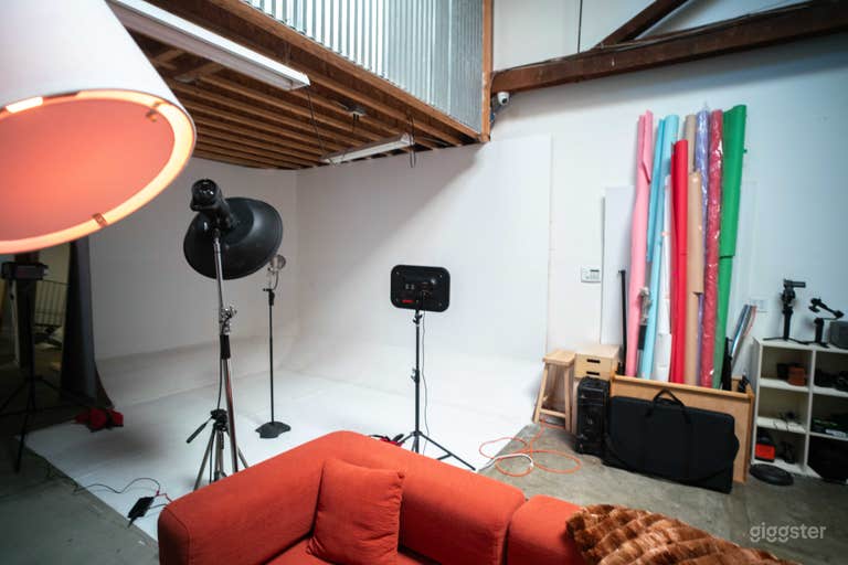  Studio Loft Creative Space w/ Free Lighting Equipment 