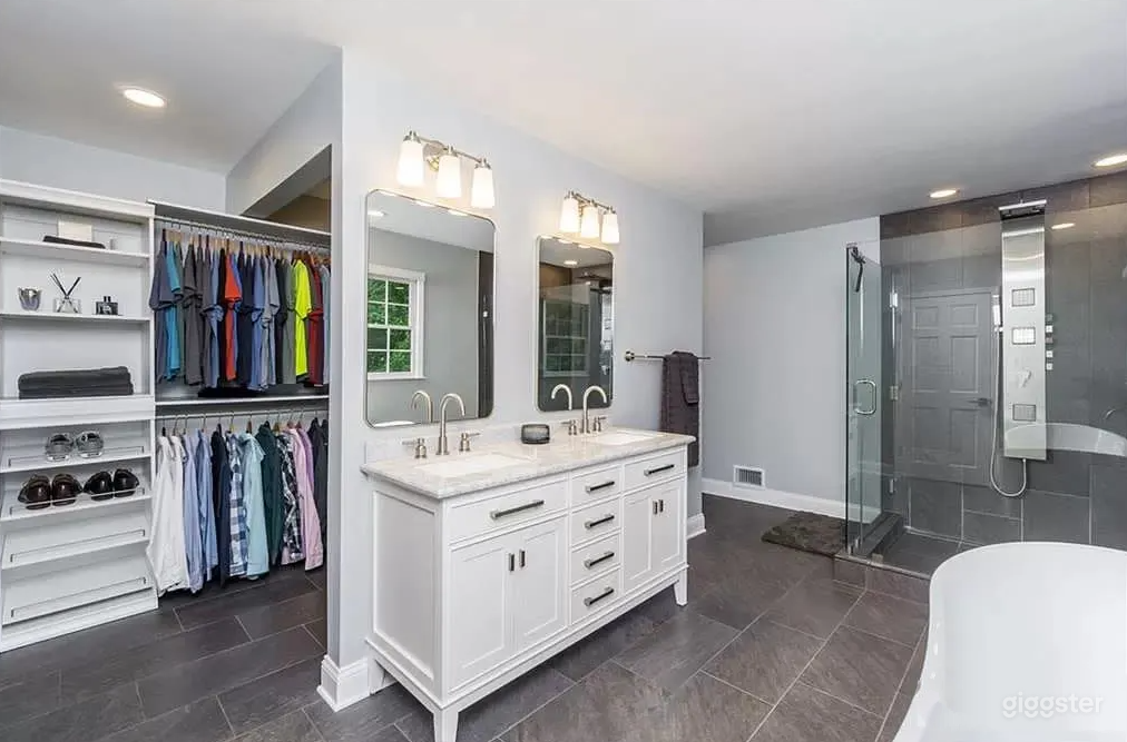 Serene Landscaped House with Sunroom Photo 3