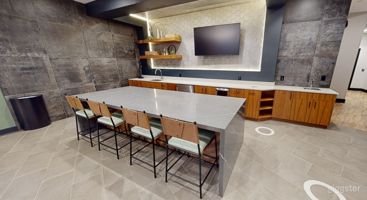 Elegant, Open Lounge in King of Prussia Photo 3