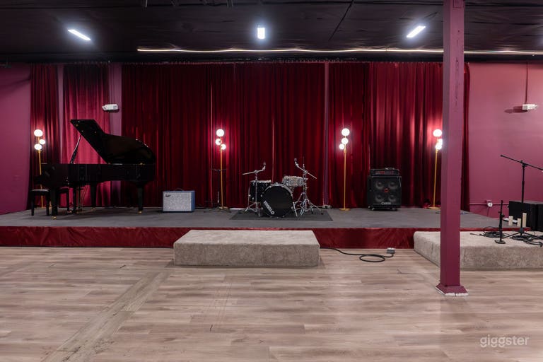  Espacio para eventos y producción con escenario y piano en Hollywood 