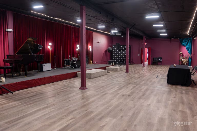  Espacio para eventos y producción con escenario y piano en Hollywood 