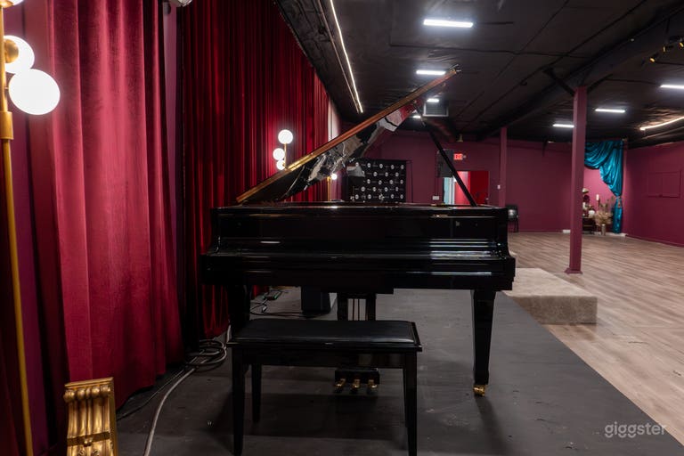  Espacio para eventos y producción con escenario y piano en Hollywood 