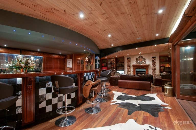  Exclusive Lounge & Bar 