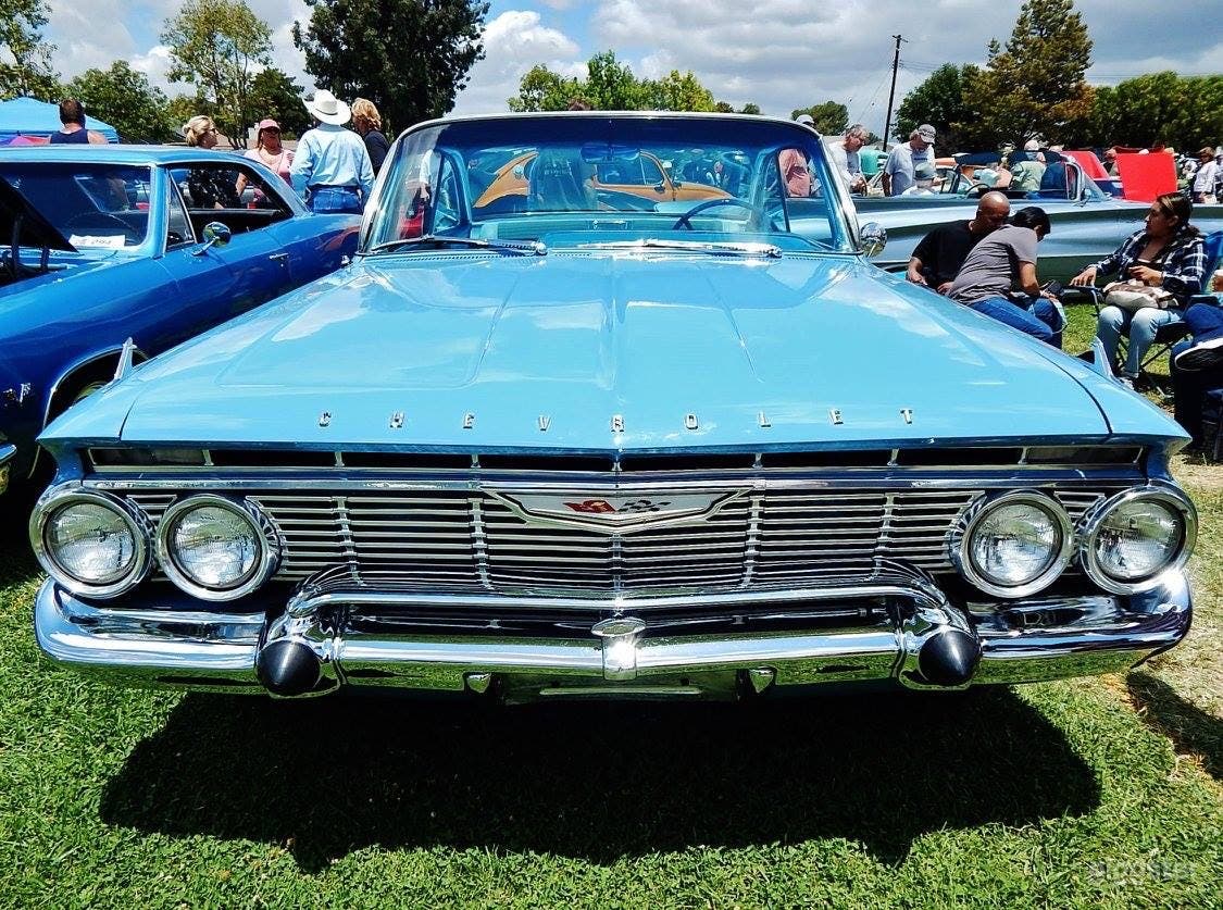 #76,016 1961 Impala Photo 2