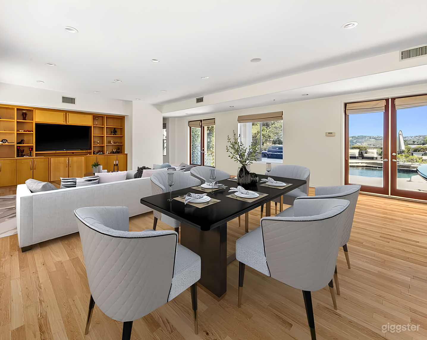 Sprawling Custom-built Home with Mountain Views Photo 3