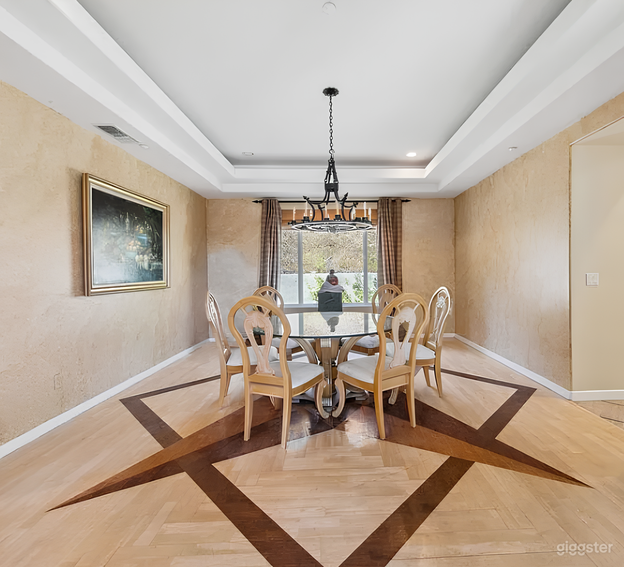 Sprawling Custom-built Home with Mountain Views Photo 4