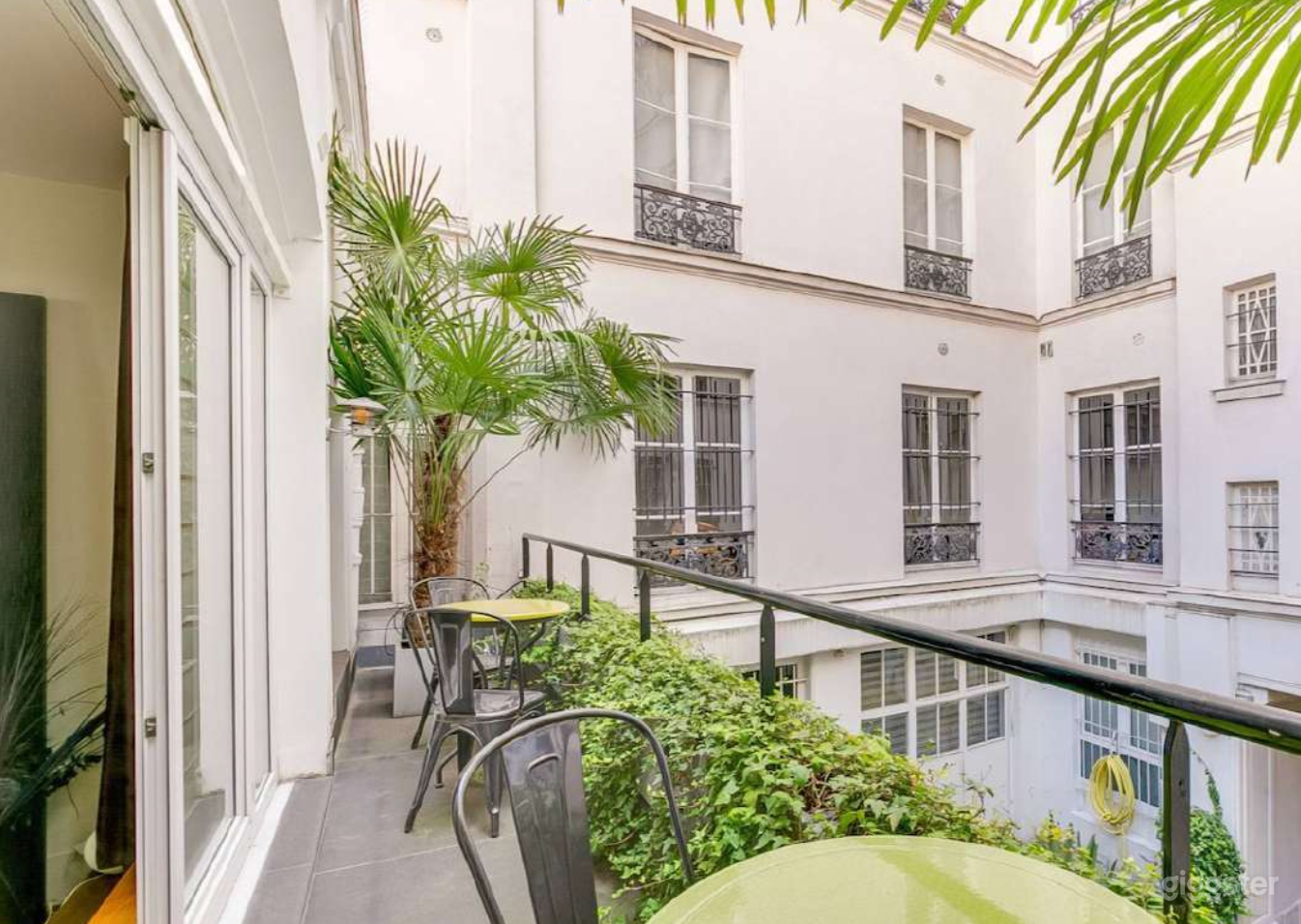 Photo de Loft Industriel en plein coeur du Marais ! 4