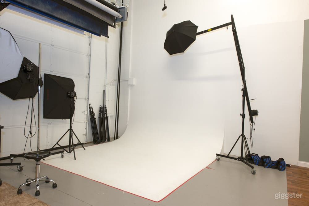 Large Photo Studio with Private Dressing Room and a Lobby in Carmel City Photo 3