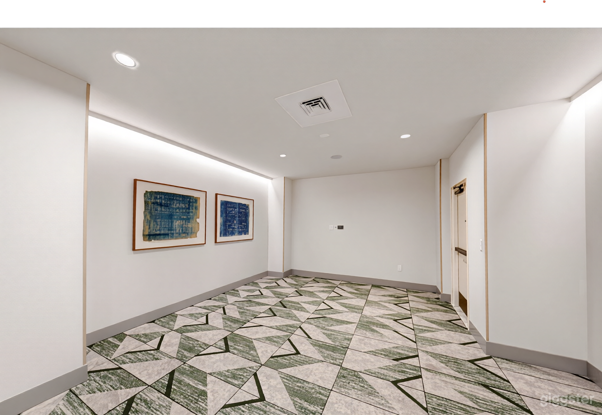 Elegant 2nd-Floor Meeting & Event Room Photo 4