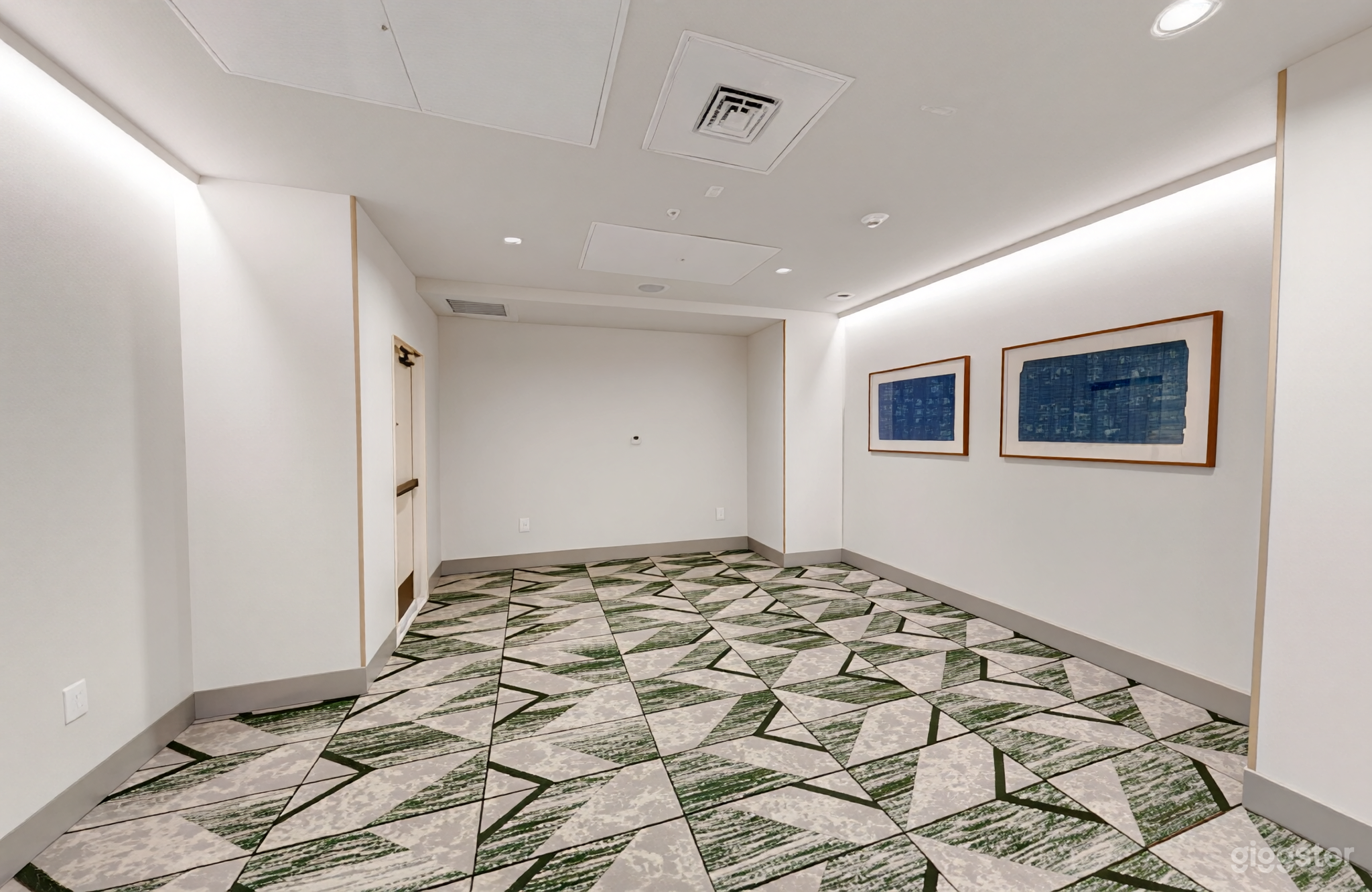 Elegant 2nd-Floor Meeting & Event Room Photo 3