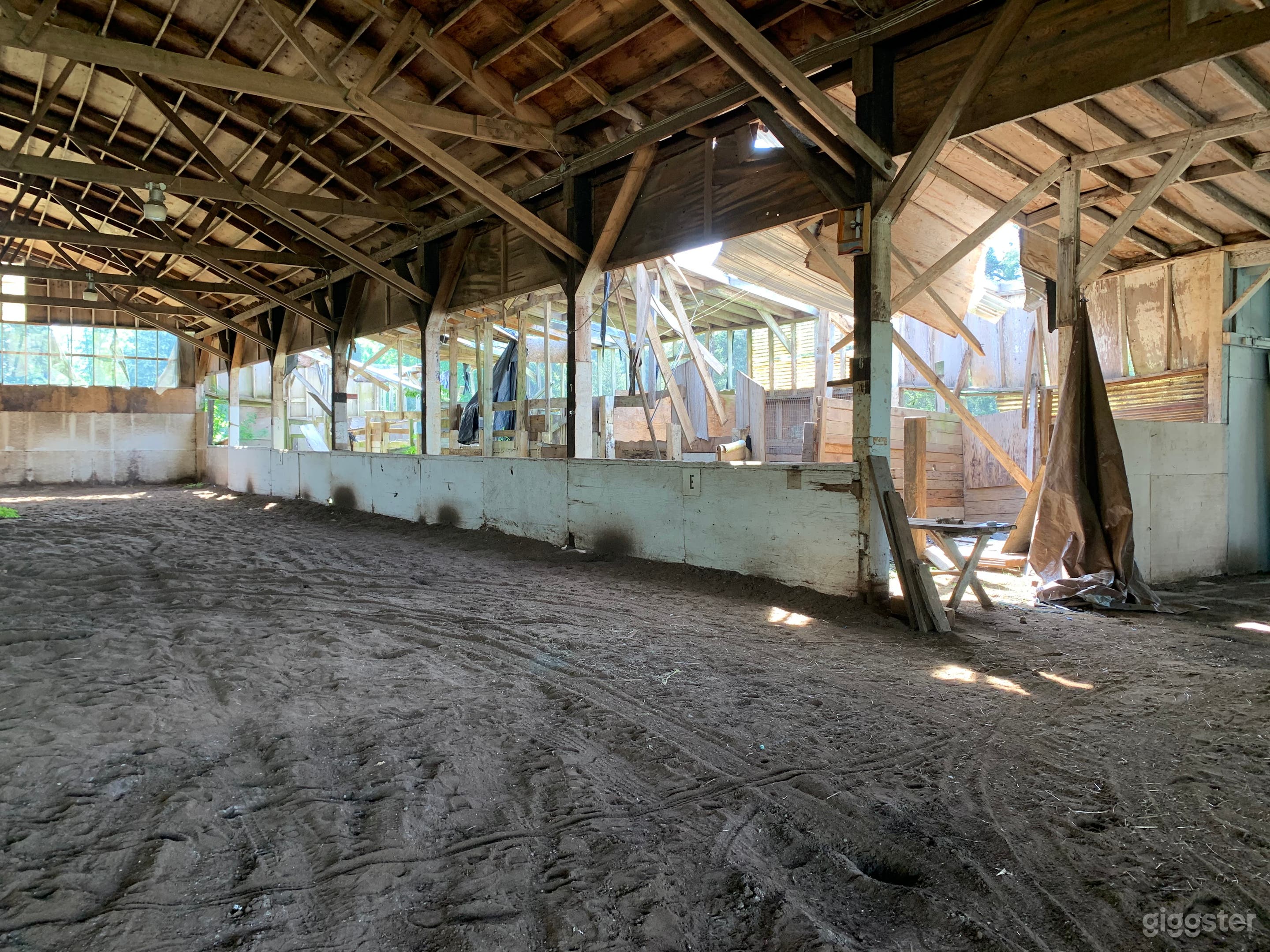 Historic 27 Stall Stables and Huge Indoor arena Photo 2