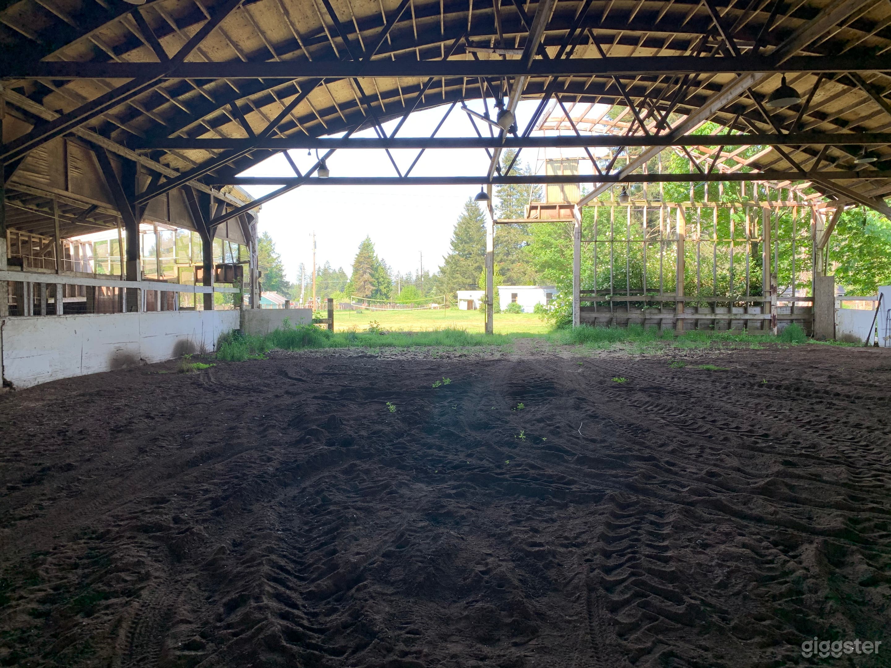 Historic 27 Stall Stables and Huge Indoor arena Photo 3