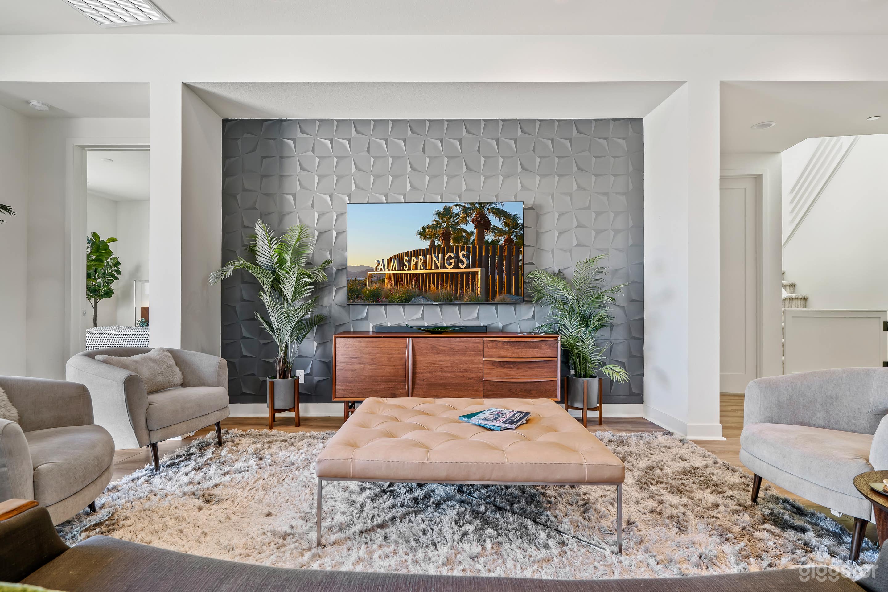 Modern Mid Century pool home Photo 4