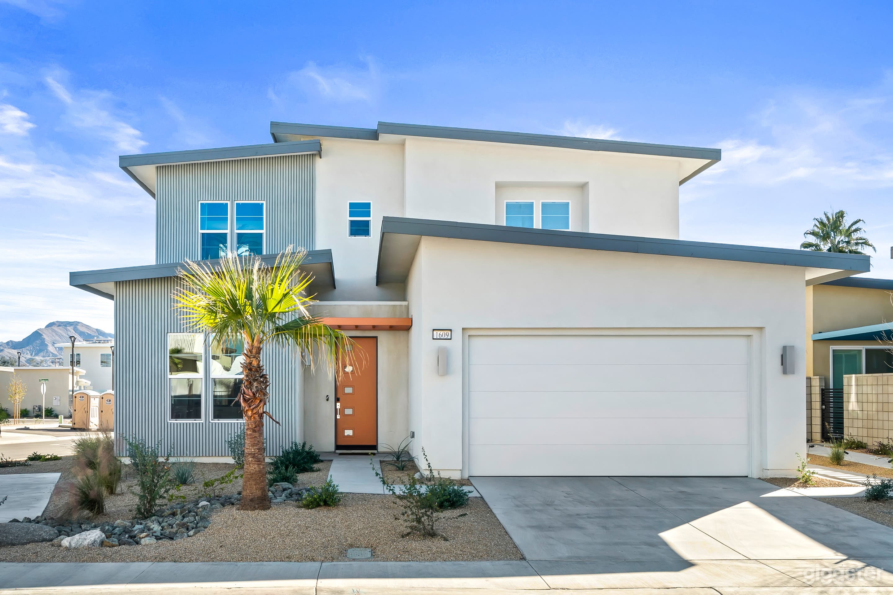 Modern Mid Century pool home Photo 1