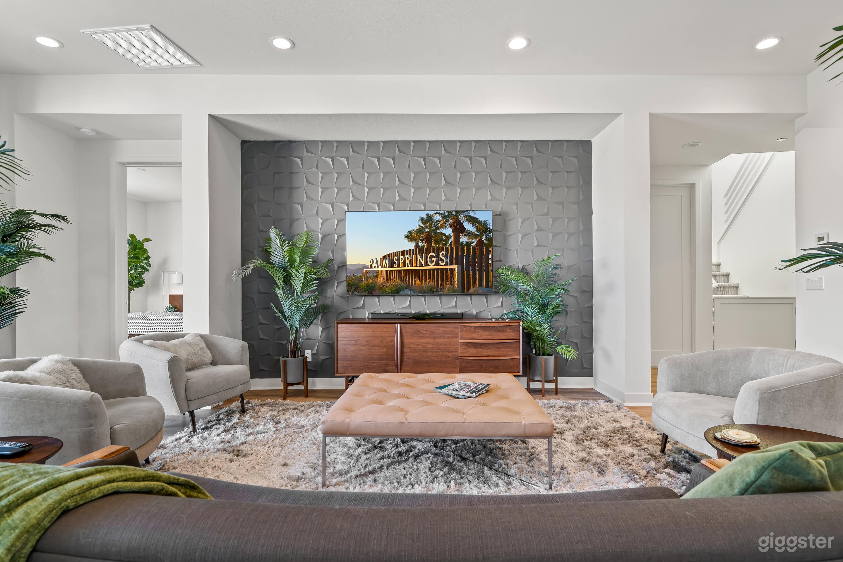 Modern Mid Century pool home Photo 3