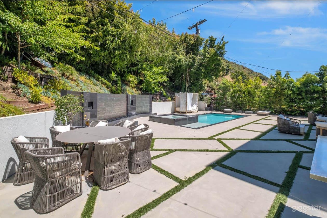 Luxury Retreat with Infinity Pool, Modern BBQ Area Photo 1