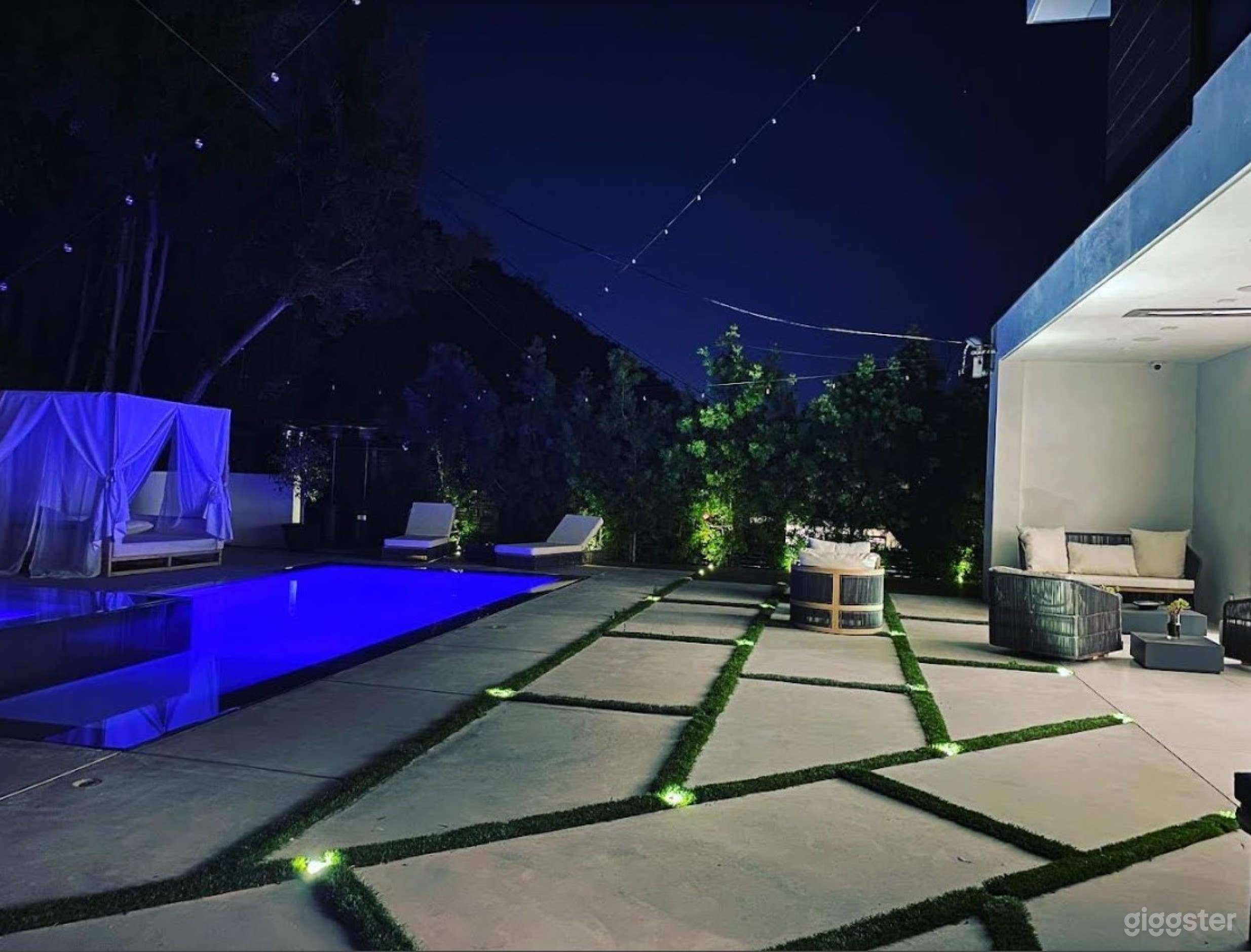 Luxury Retreat with Infinity Pool, Modern BBQ Area Photo 3