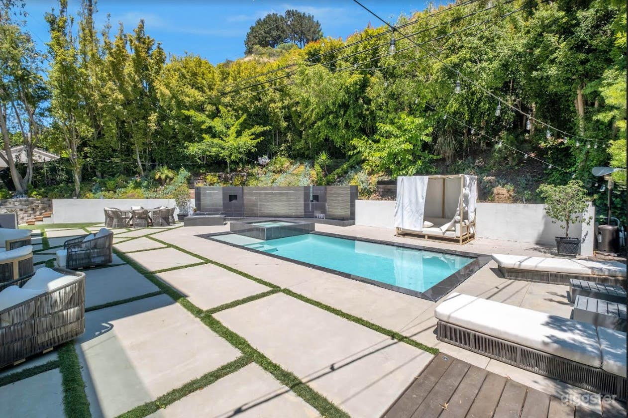 Luxury Retreat with Infinity Pool, Modern BBQ Area Photo 2