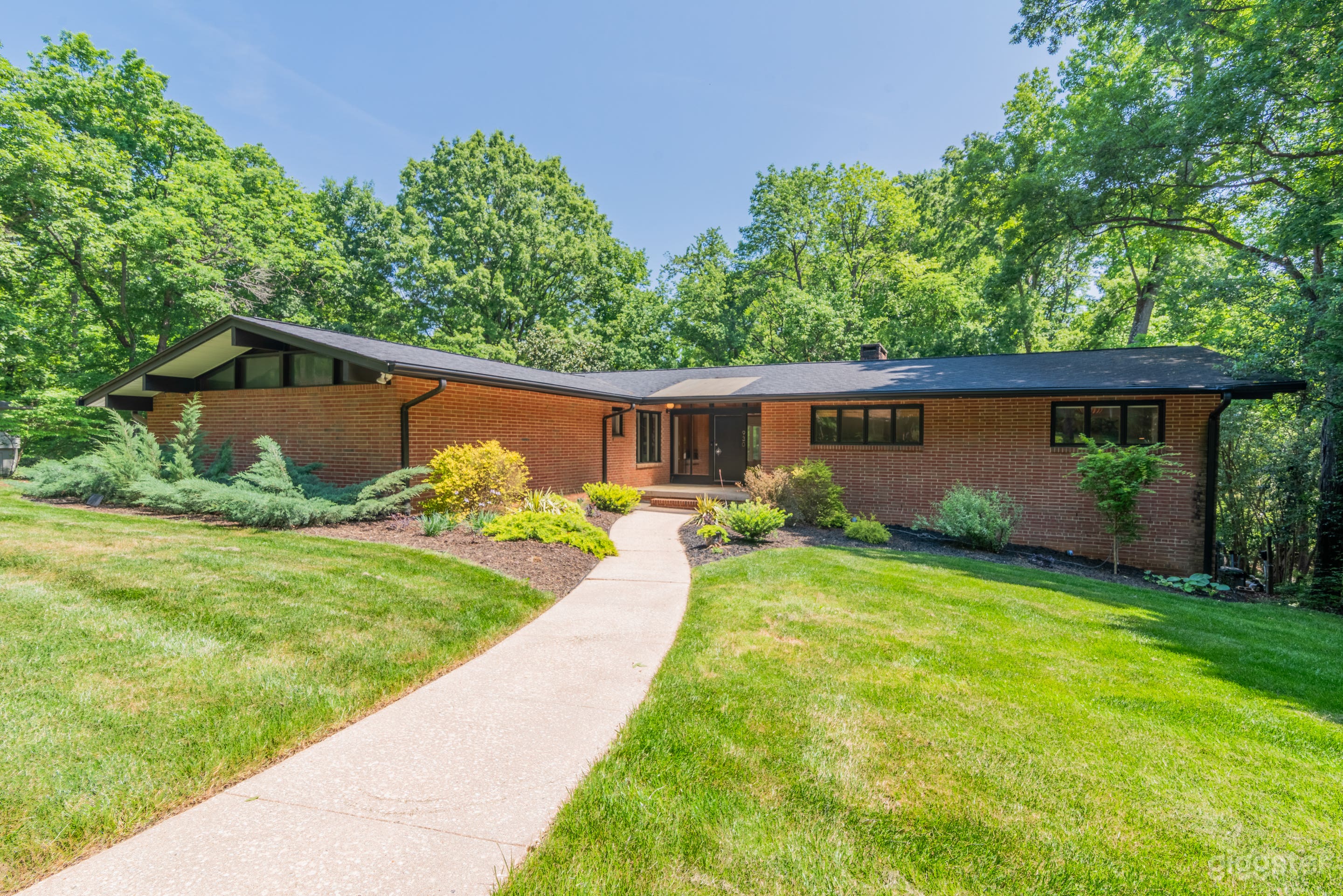 Modernized Mid-Century Home in Sherwood Forest Photo 2