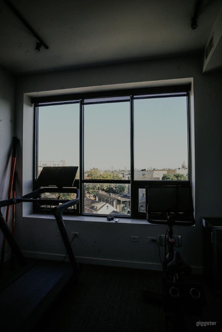  Salle de sport privée moderne avec équipement et design industriel 