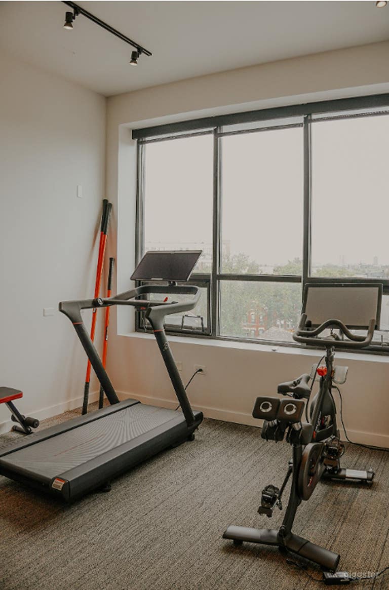  Salle de sport privée moderne avec équipement et design industriel 