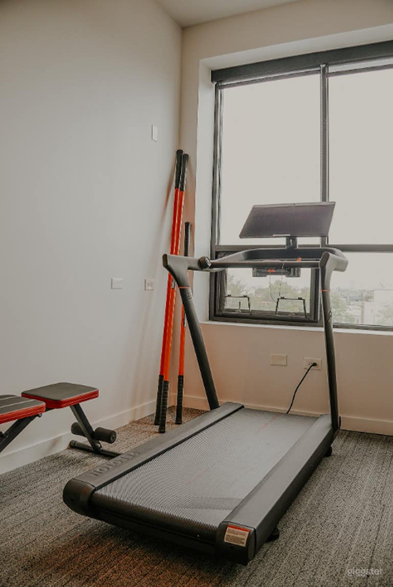  Salle de sport privée moderne avec équipement et design industriel 