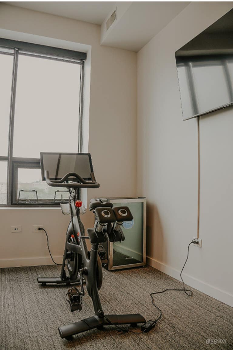  Salle de sport privée moderne avec équipement et design industriel 