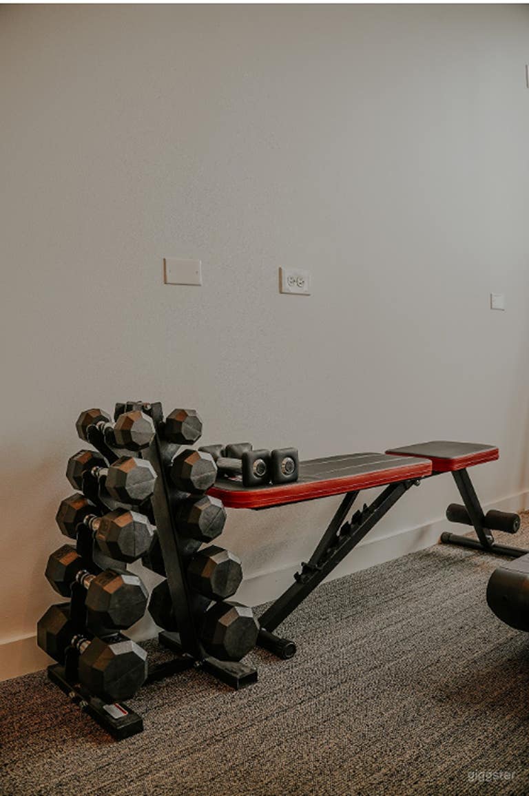  Salle de sport privée moderne avec équipement et design industriel 