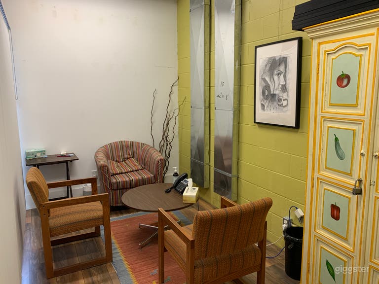  Open-Concept Workspace & Lounge 