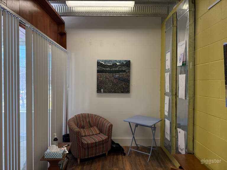  Open-Concept Workspace & Lounge 