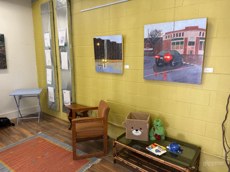  Open-Concept Workspace & Lounge 