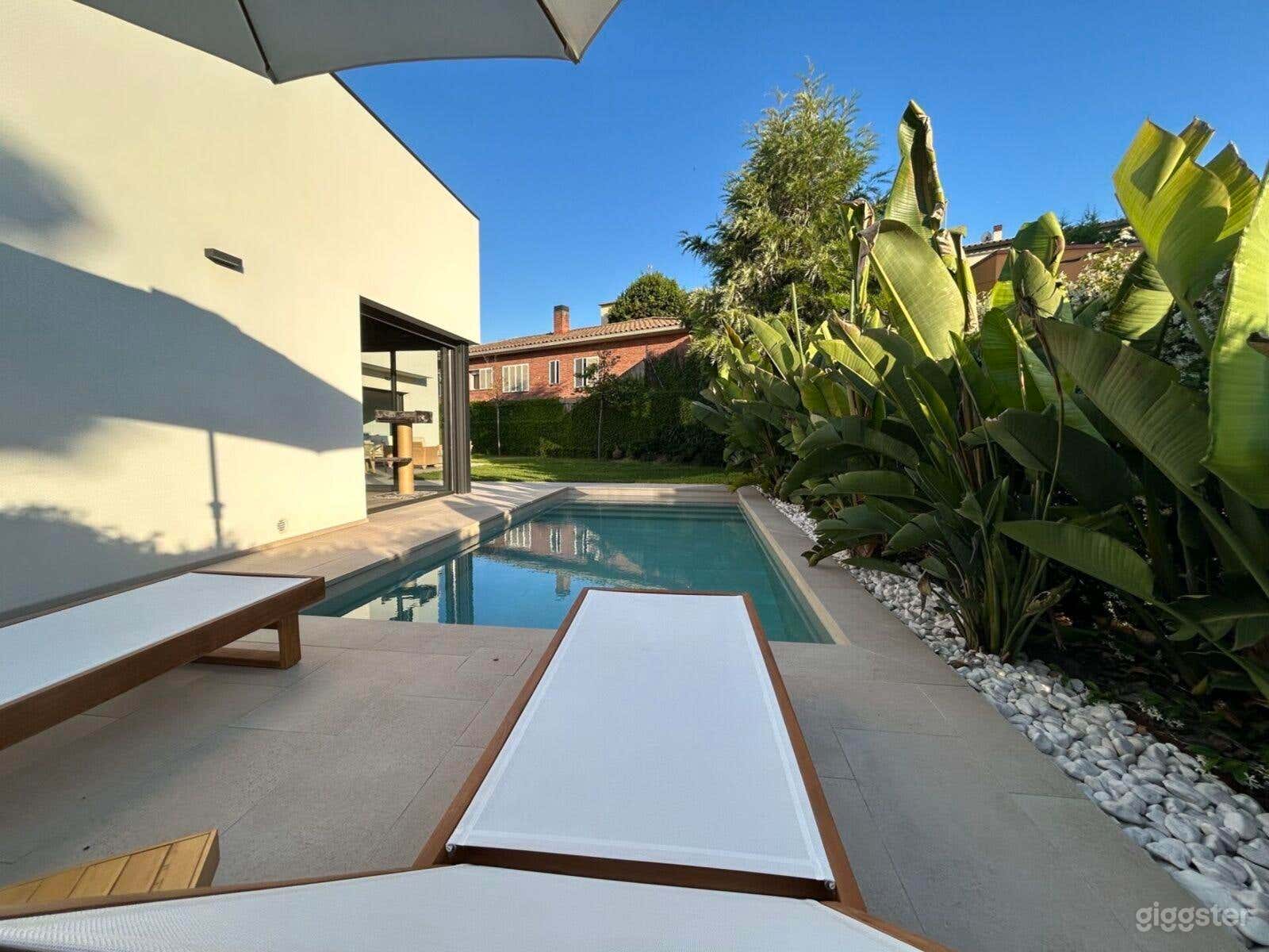 Oasis contemporáneo en el patio trasero con jardín verde profundo Foto 4