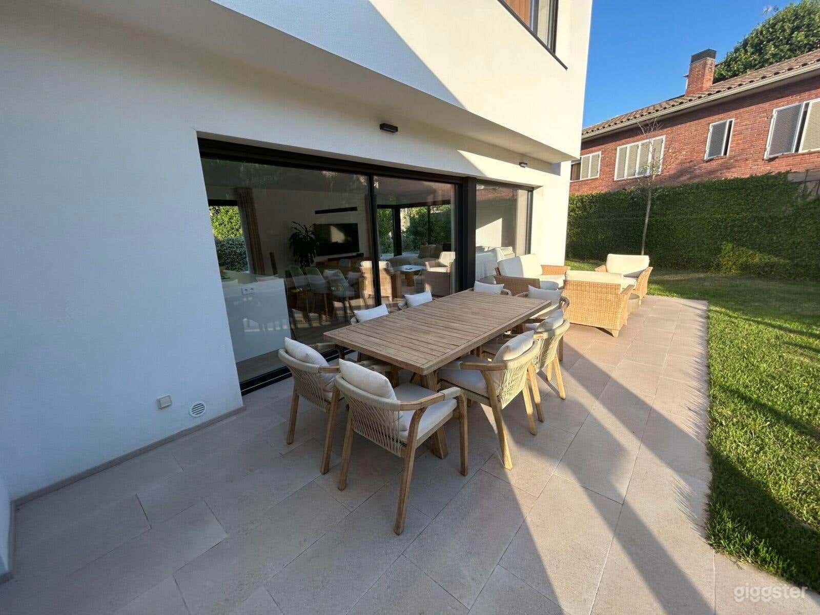 Oasis contemporáneo en el patio trasero con jardín verde profundo Foto 2