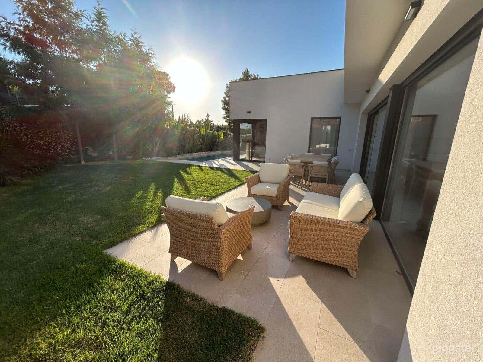Oasis contemporáneo en el patio trasero con jardín verde profundo Foto 3
