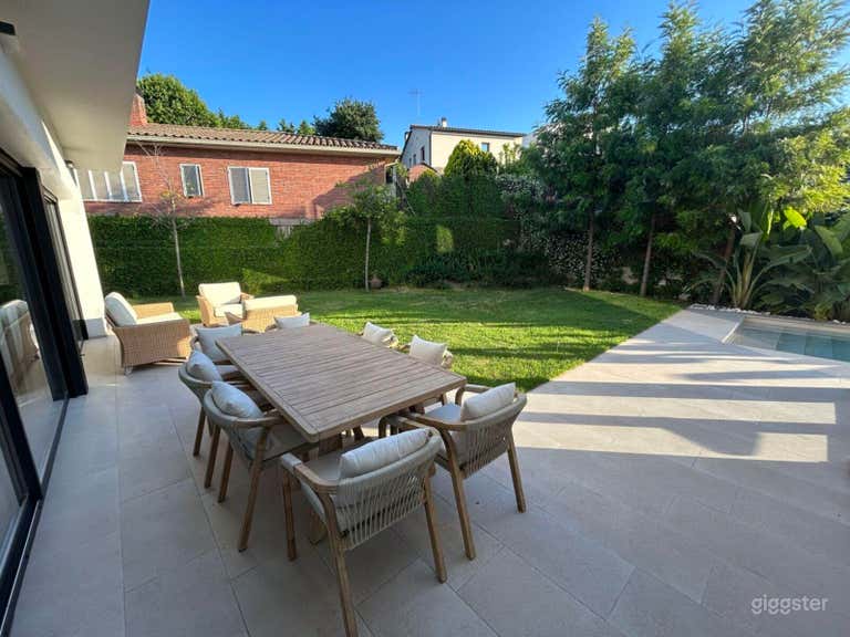  Oasis contemporáneo en el patio trasero con jardín verde profundo 