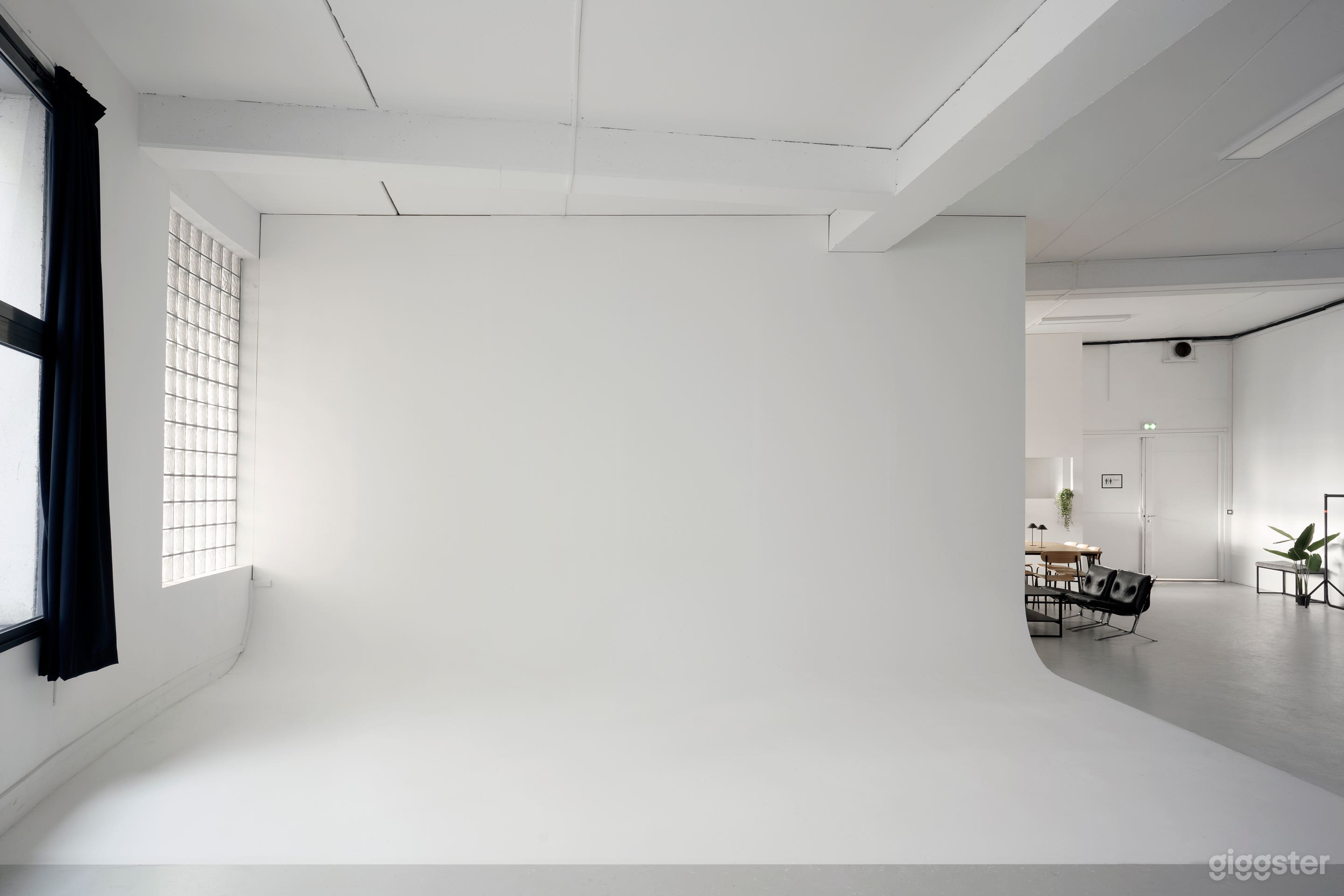 Spacious 200m² Photo &amp; Video Studio in Paris 11 Photo 1