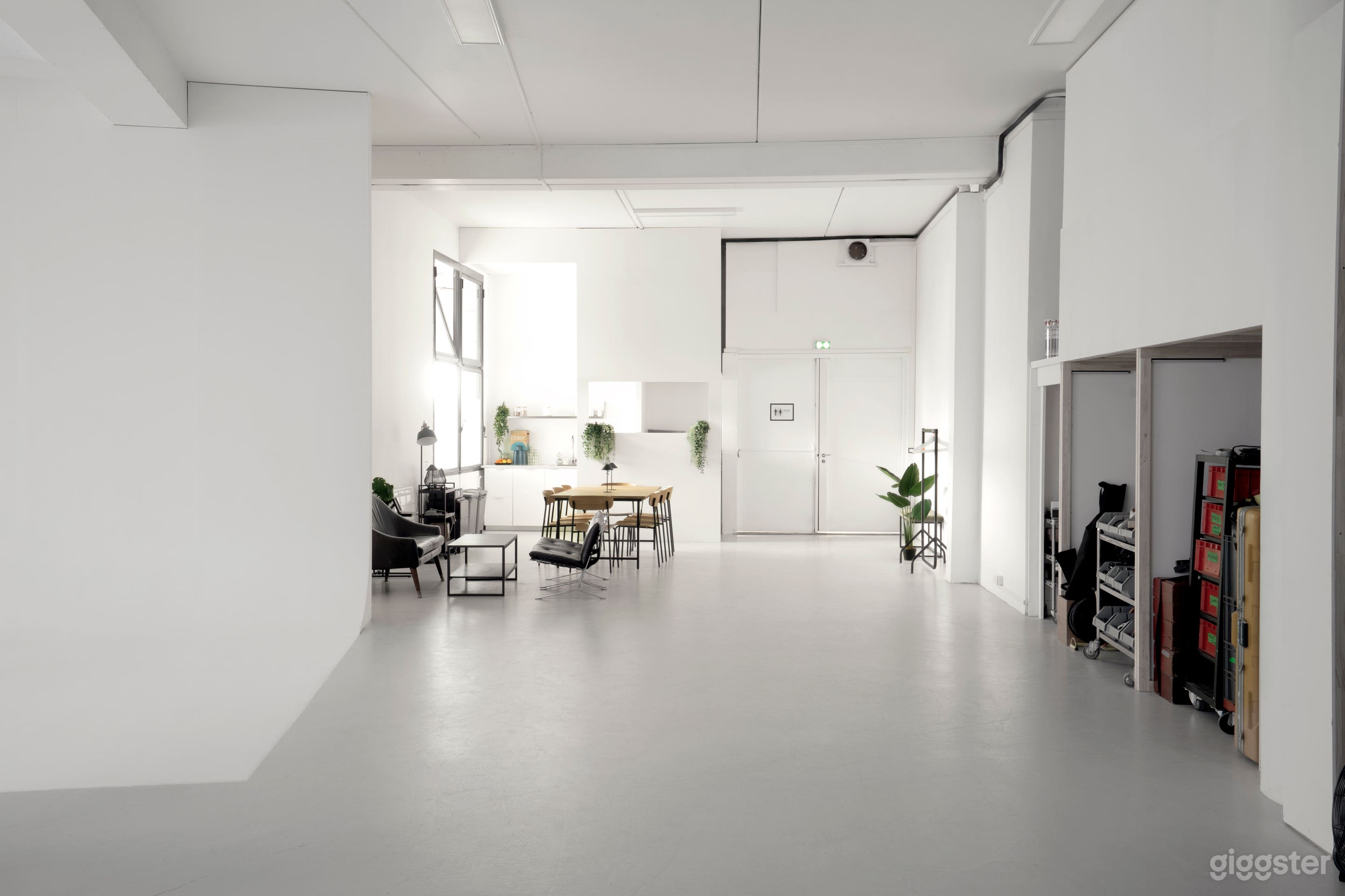 Spacious 200m² Photo &amp; Video Studio in Paris 11 Photo 3