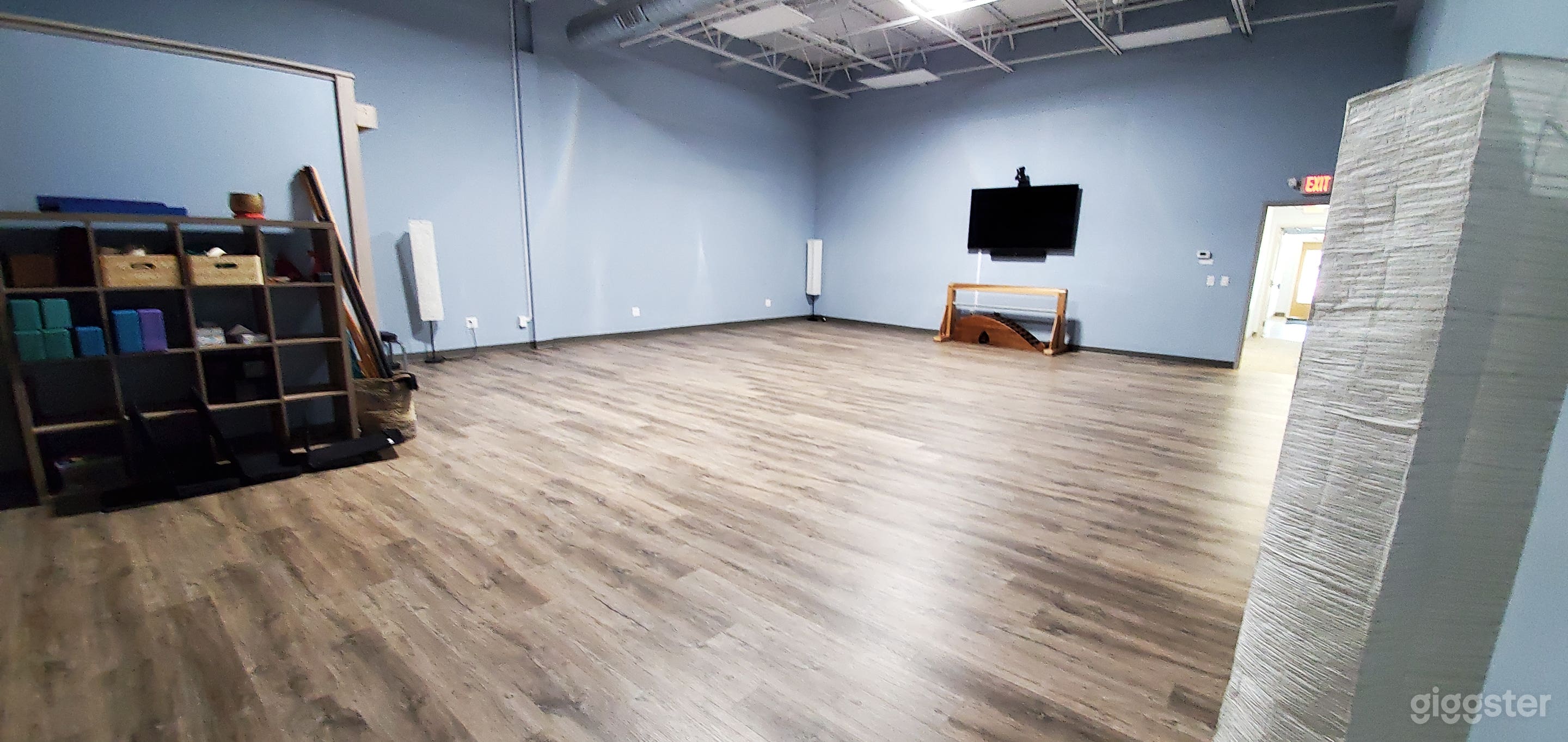 Natural Lighted Spacious Studio Photo 3