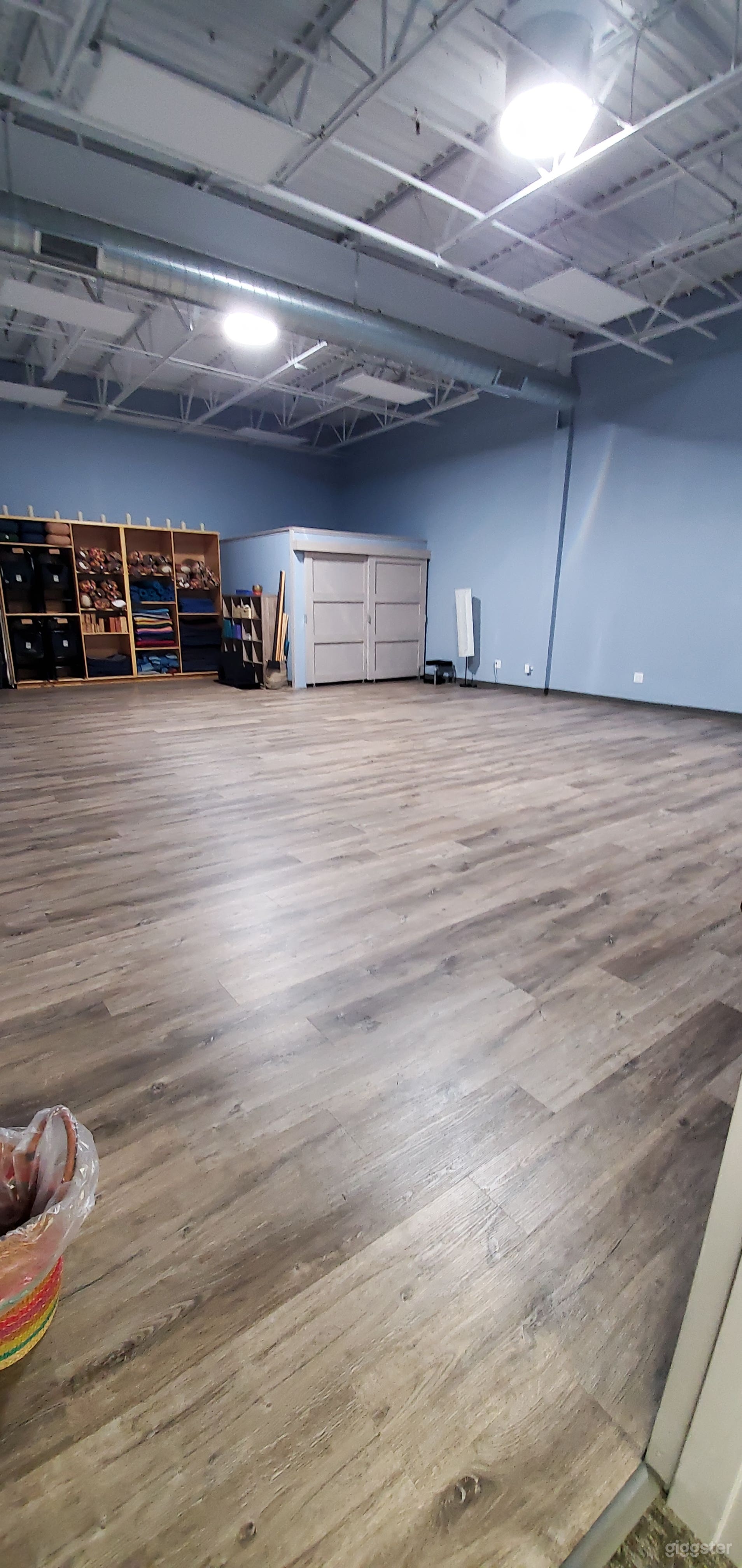 Natural Lighted Spacious Studio Photo 4