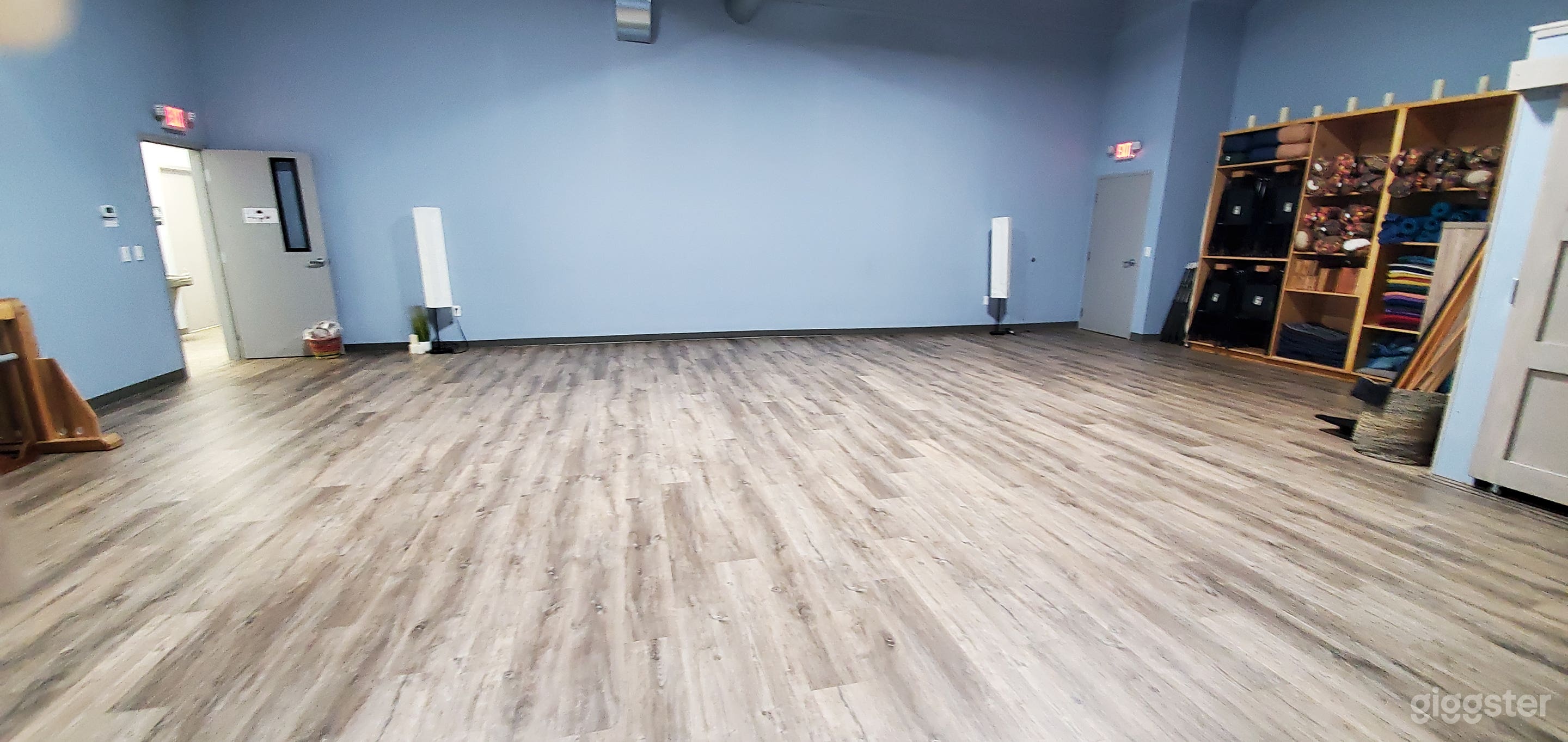 Natural Lighted Spacious Studio Photo 2