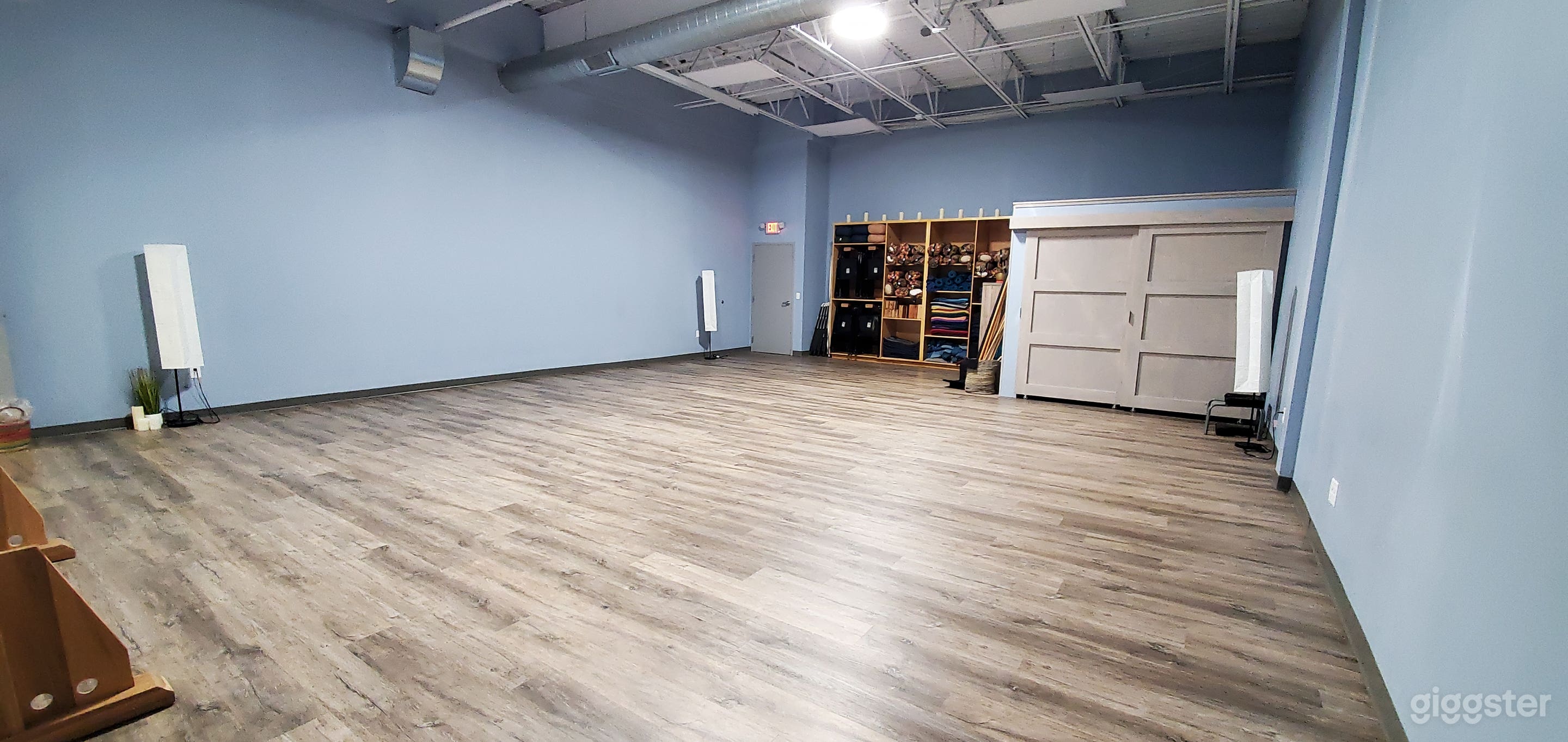 Natural Lighted Spacious Studio Photo 1