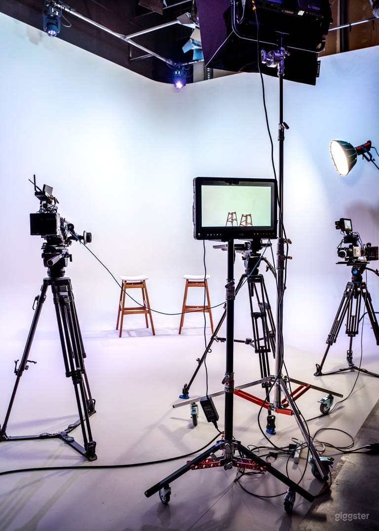  Studio de diffusion et de production avec mur cyclorama 