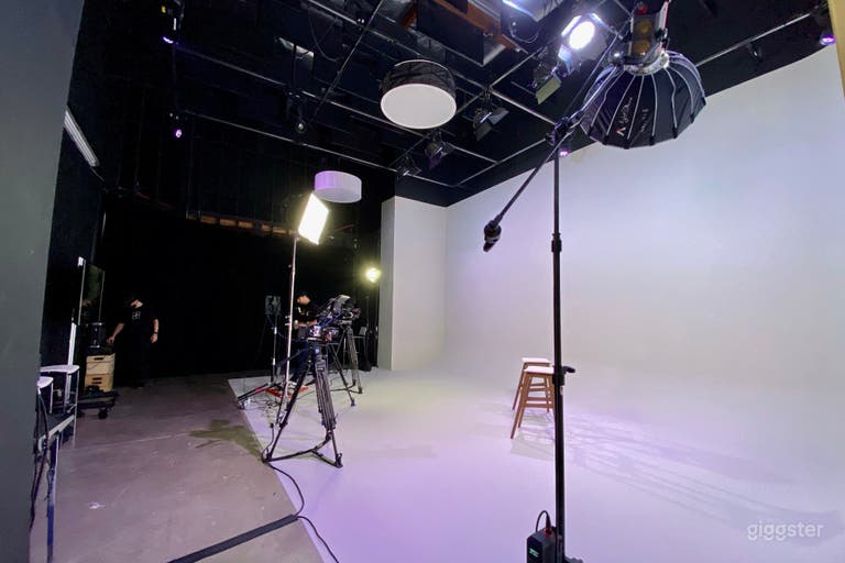  Studio de diffusion et de production avec mur cyclorama 