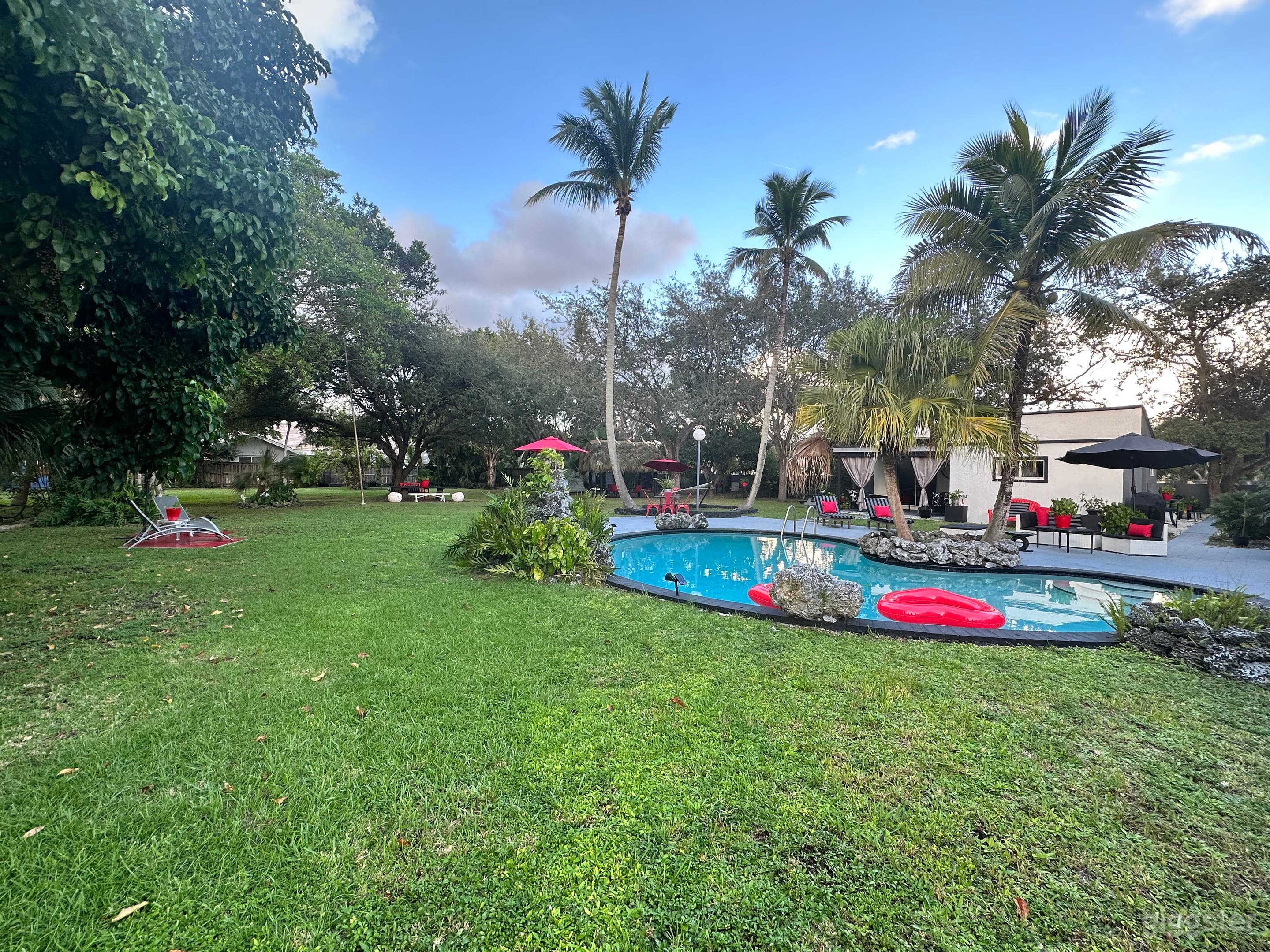 The miracle cottage pool and acre gardens Photo 1