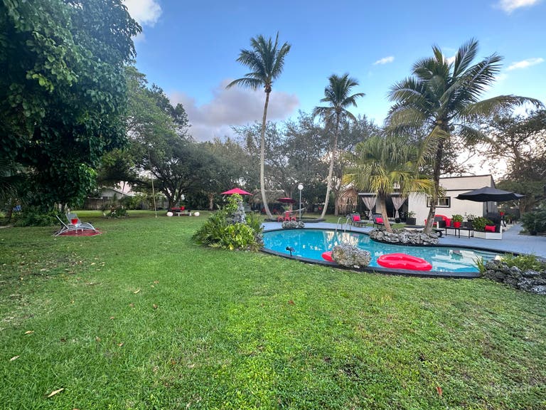  La cabaña milagrosa, piscina y jardines de un acre 