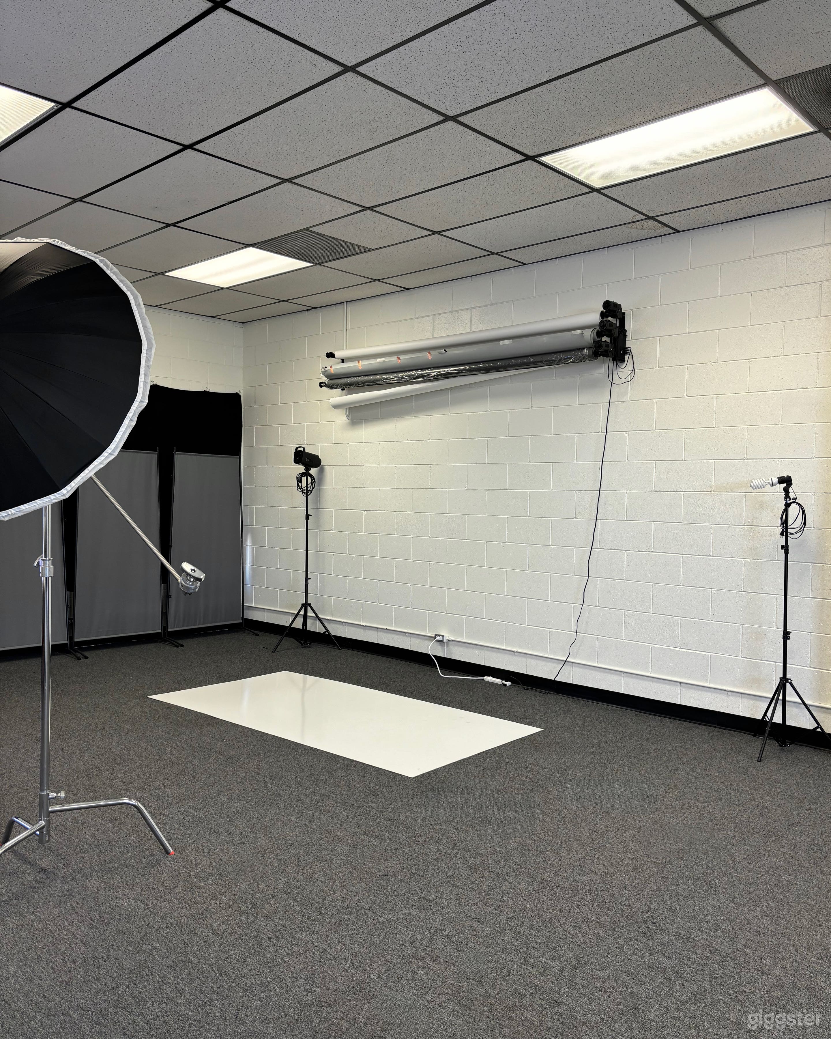 Spacious Photo Studio W/ Free Parking Photo 1