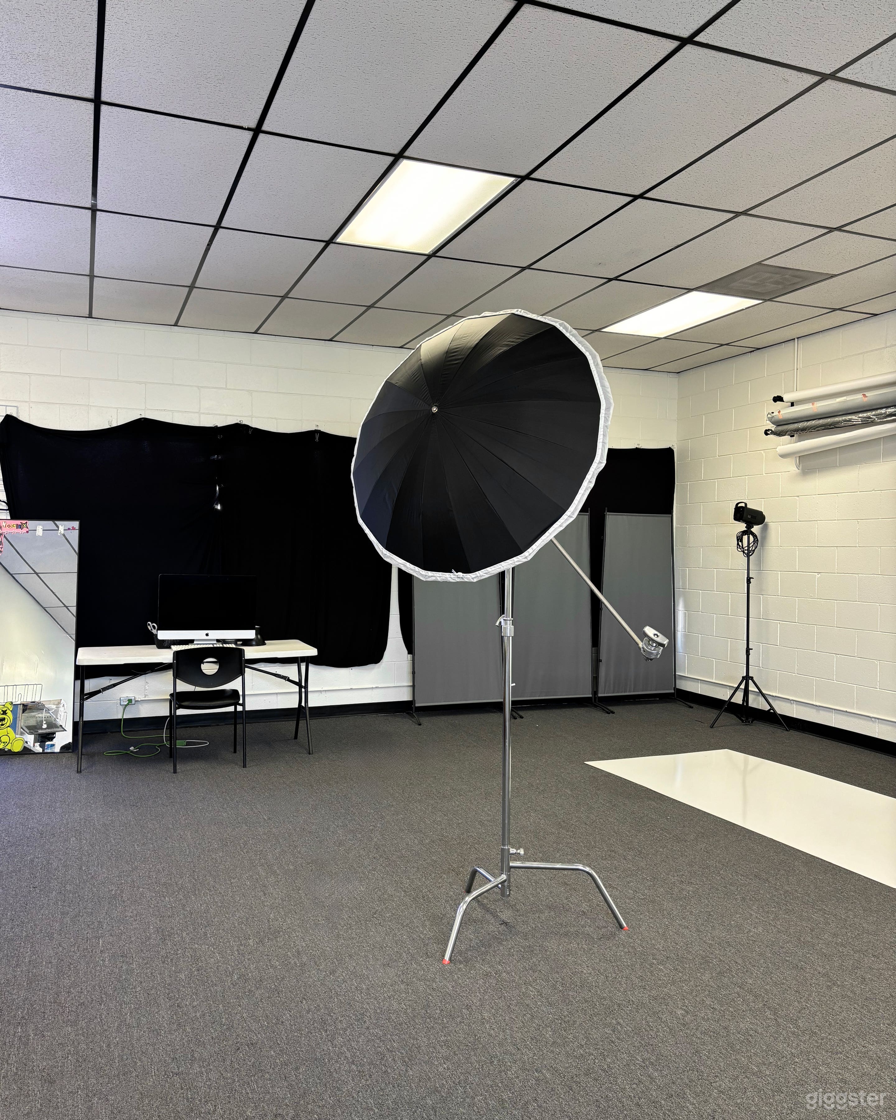 Spacious Photo Studio W/ Free Parking Photo 3
