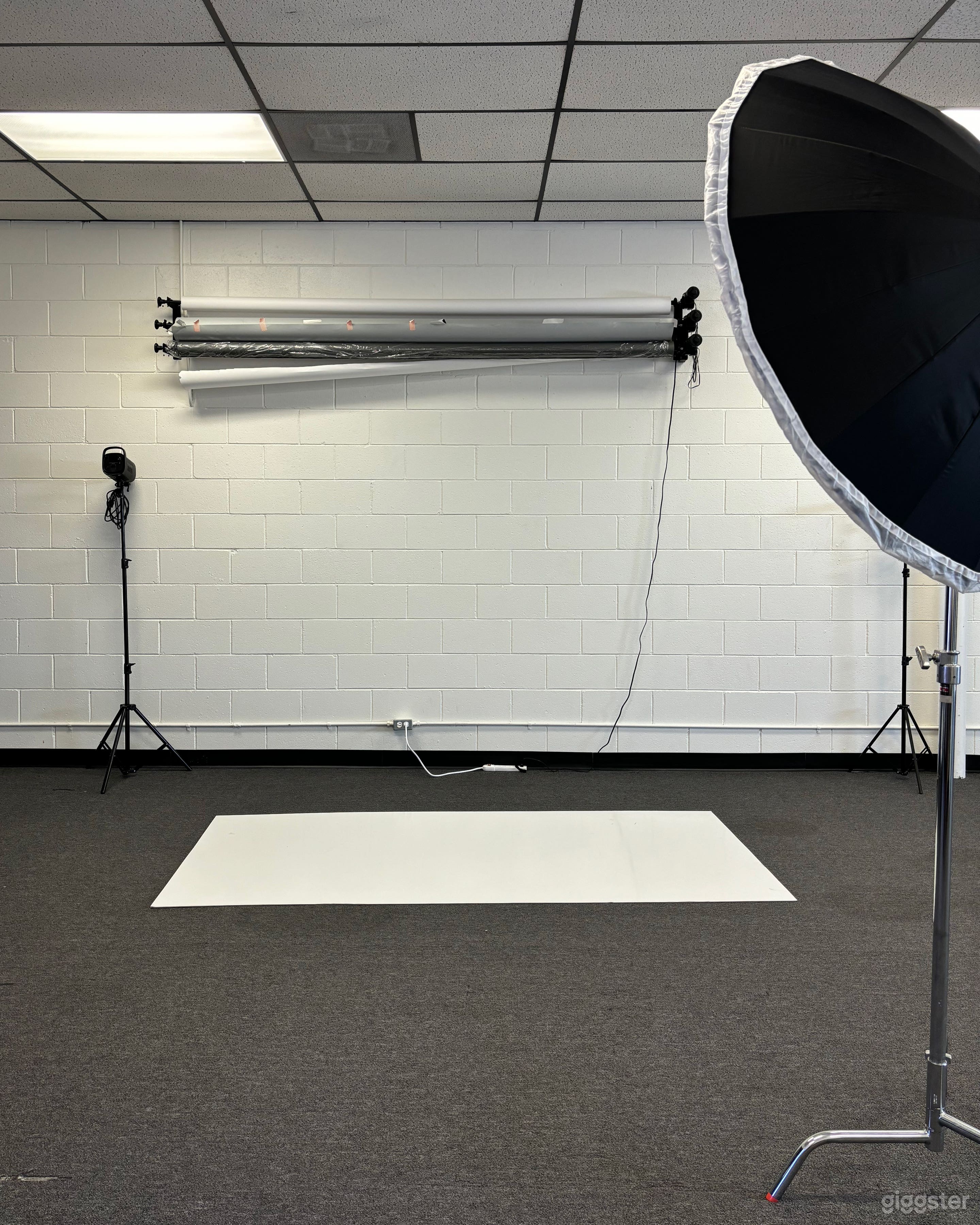 Spacious Photo Studio W/ Free Parking Photo 2
