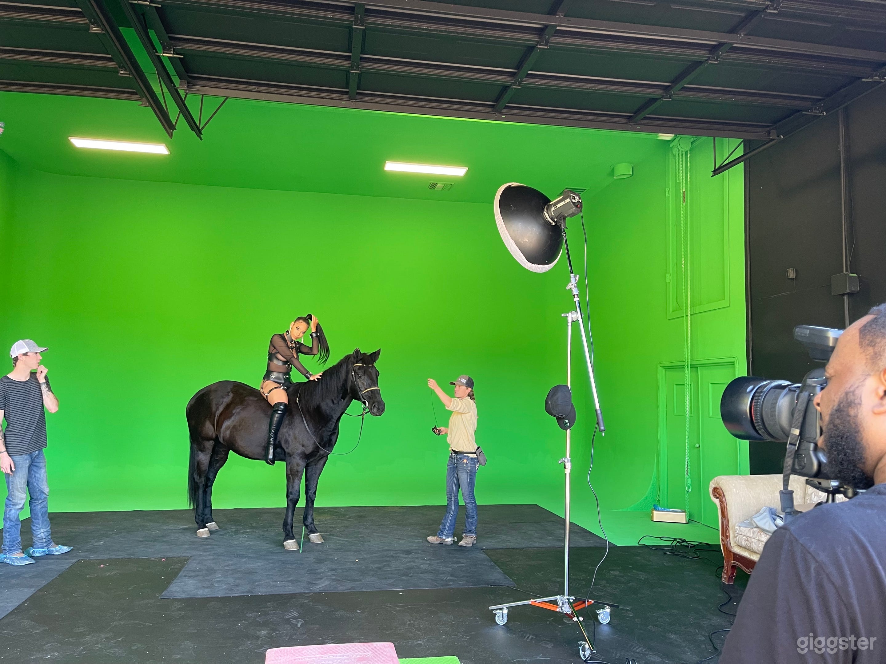 Cyclorama Green Screen & Photo Studio including Outdoor Sets Photo 3