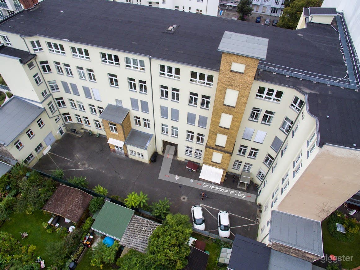 Aufzug zum Studio und Parkplatz.